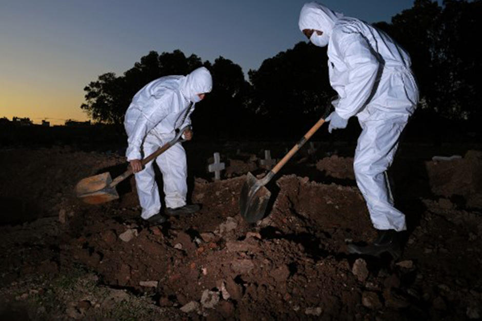 Un secretario designado del Ministerio de la Salud cuestionó el conteo muertes por la pandemia (Fotografía: AFP)