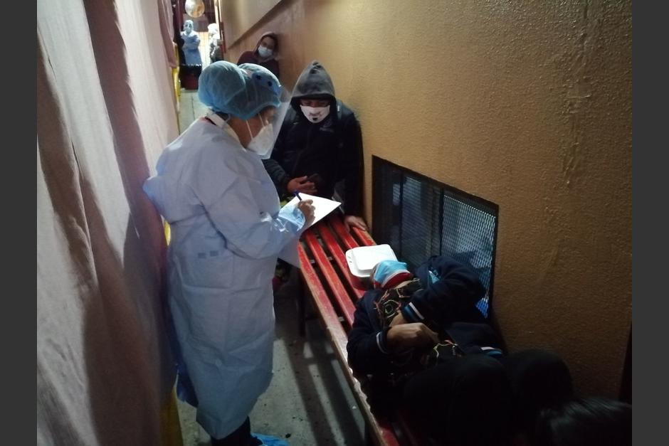 Uno de los pacientes espera acostado en un banca de madera. (Foto: PDH)