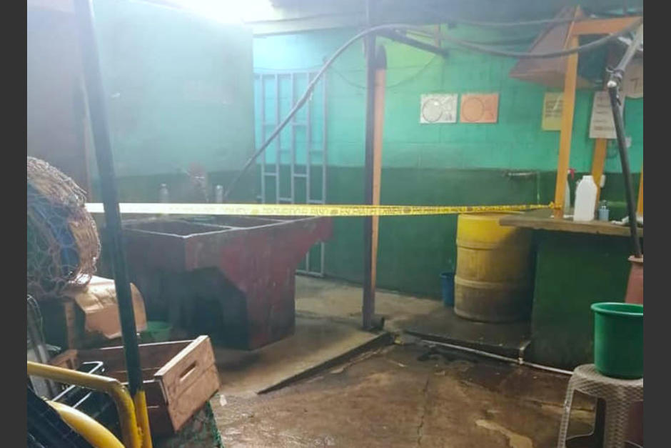 El cuerpo del hombre fue encontrado en el área de baños en el sector 1 del mercado de Amatitlán. (Foto: PMT Amatitlán)