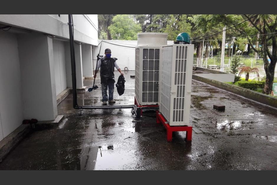 Los trabajadores despedidos realizan trabajo operativo en el hospital temporal del Parque de la Industria. (Foto: Cortesía/Soy502)