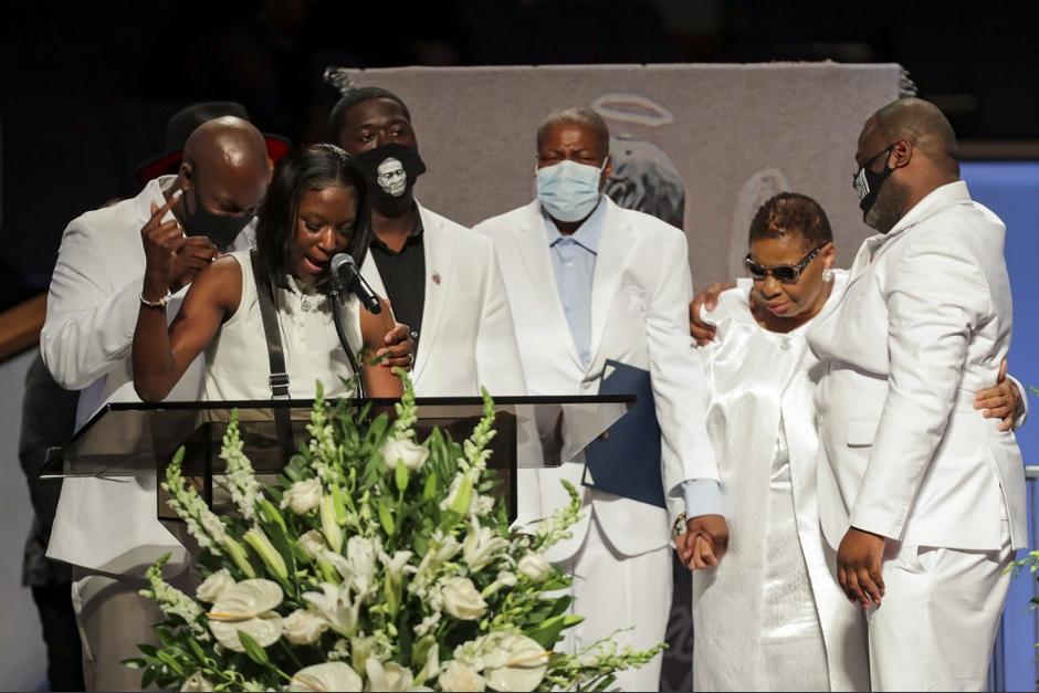 La familia de Floyd vistió de blanco durante el homenaje realizado este martes en Houston. (Foto: AFP)