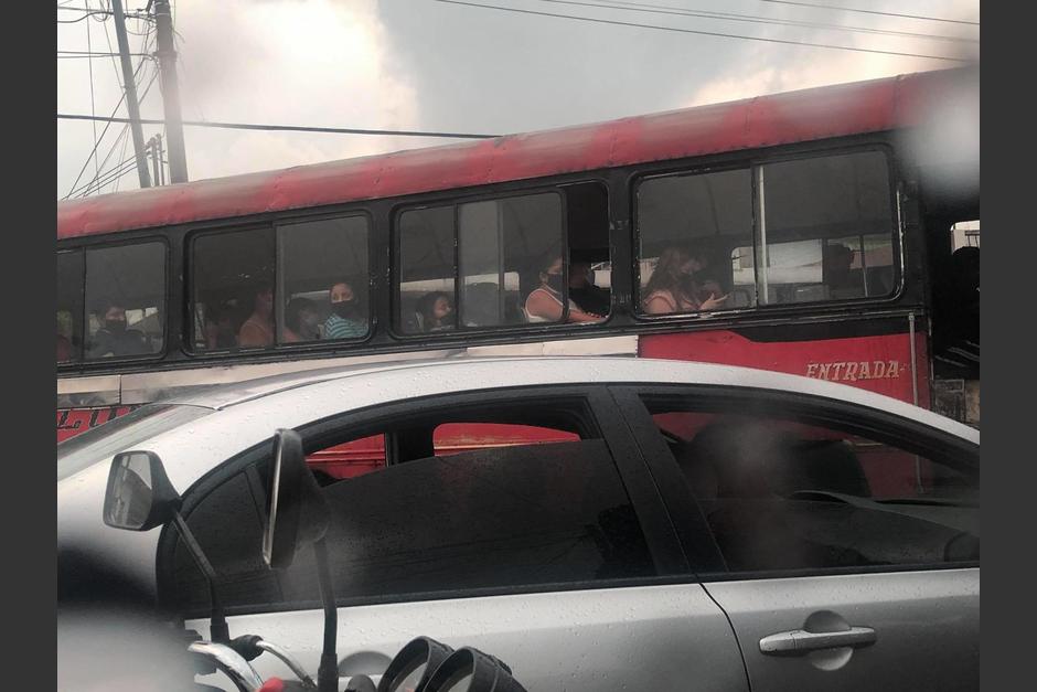 Captan un bus de transporte público prohibido recogiendo pasaje en Mixco. (Foto: Cortesía/Soy502)