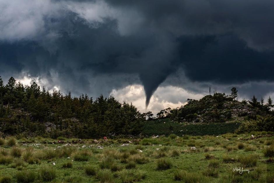 El "pequeño" tornado causó varios daños. (Foto: Abel Juárez / Compartida por Meteorología GT)