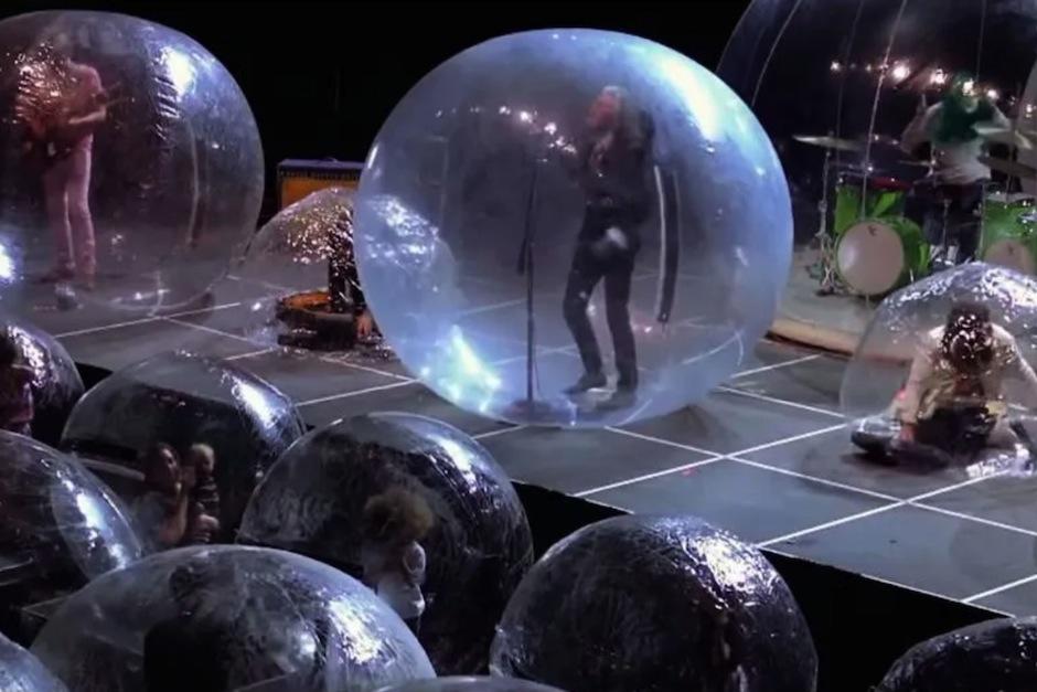 La banda estadounidense The Flaming Lips decidió hacer un concierto entre burbujas. (Foto: Captura de pantalla)