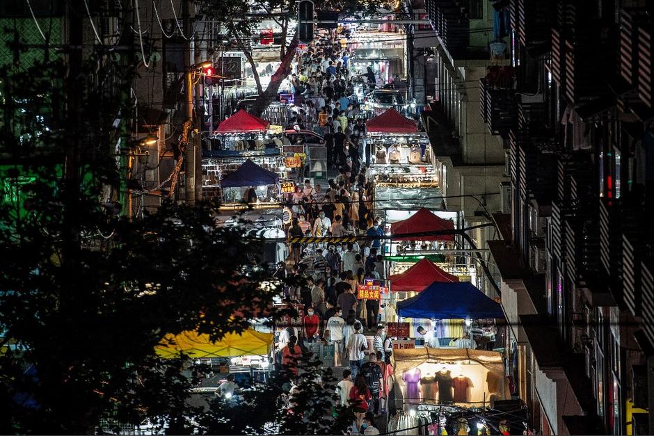 La guatemalteca visitó los mercados callejeros nocturnos que el gobierno promueve para reactivar la economía. (Foto: AFP)&nbsp;