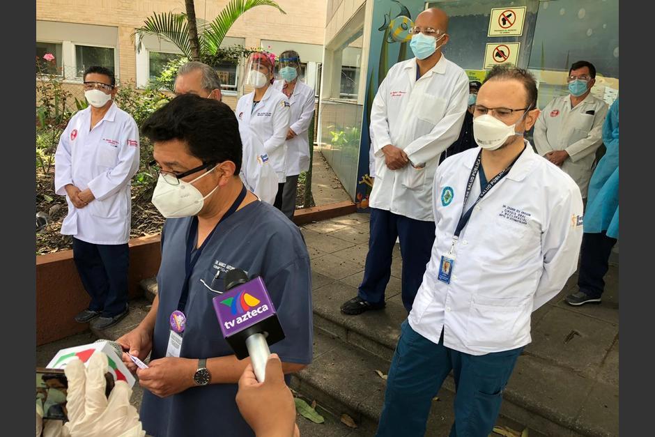 Antonio Barrientos (al frente de la foto), director del Hospital Roosevelt, dio positivo a la prueba de Covid-19. (Foto: Archivo/Soy502)
