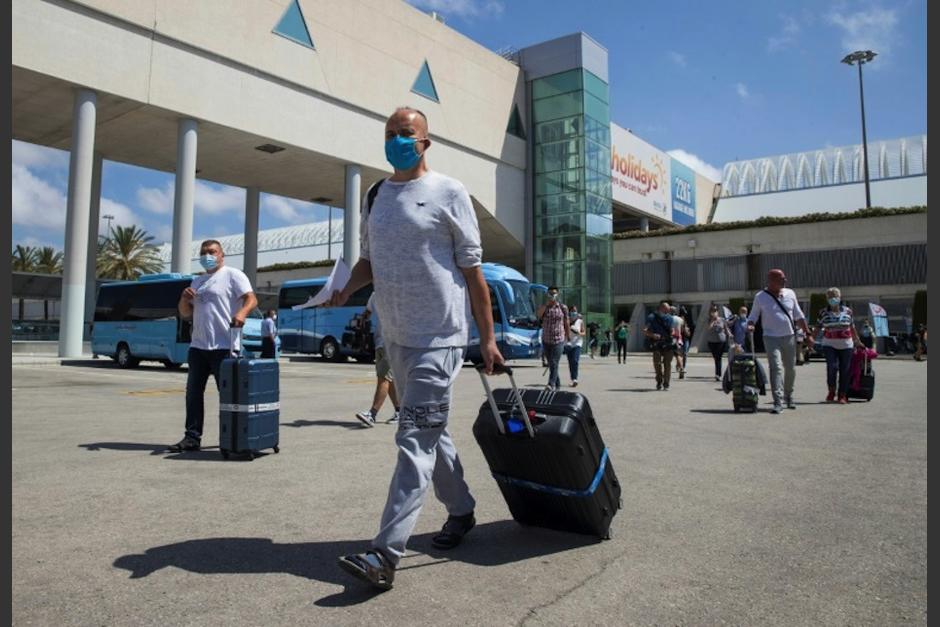 Turistas alemanes llegan al aeropuerto de Palma de Mallorca. (Foto: AFP)&nbsp;