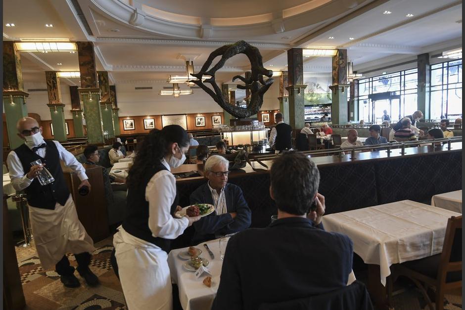 Los restaurantes parisinos ya pueden recibir a sus clientes. (Foto: AFP)&nbsp;