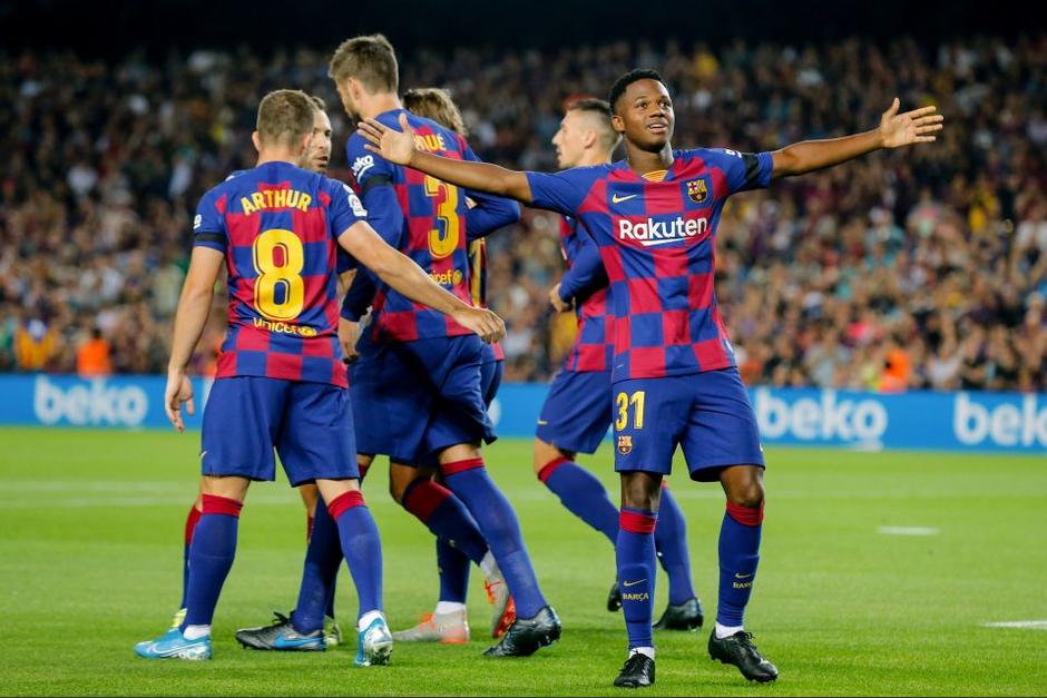 Ansu Fati ha sido tentado con una oferta millonaria, pero el FC Barcelona no quiere perder a esta promesa apadrinada por Messi. (Foto: Archivo/AFP)