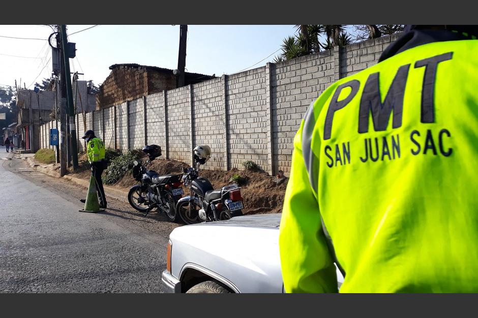 Un agente de la PMT de San Juan Sacatepéquez resultó con heridas tras ser atropellado por un vehículo que se fugó. La PMT y la PNC protagonizaron una persecución que concluyó con el piloto arrestado.. (Foto: Canal 20/Facebook)