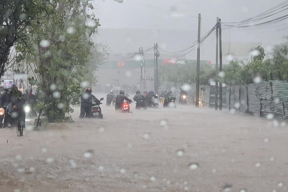 Así quedó inundada la Calzada La Paz. (Foto: Twitter María Estela David)&nbsp;