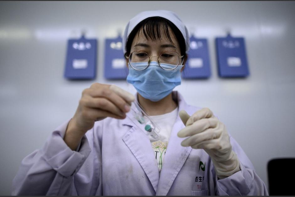 La industria farmacéutica acelera sus ensayos para encontrar la cura contra la Covid-19. (Foto: AFP)