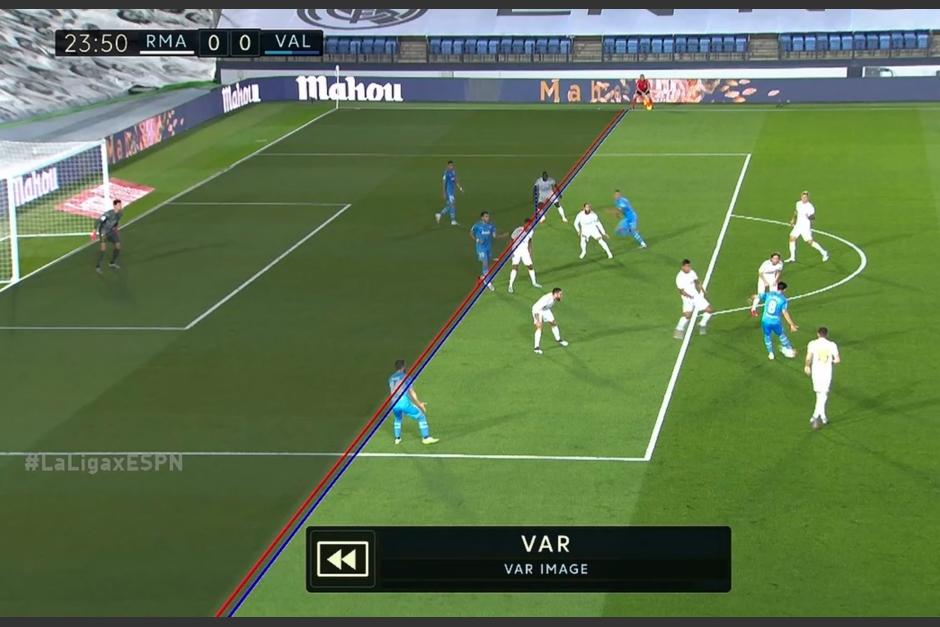 Tras revisar la jugada, el árbitro anuló el gol del Valencia ante el Real Madrid. (Captura Video)