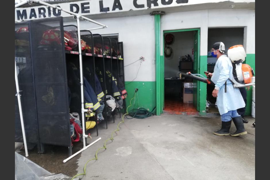 Las autoridades municipales procedieron a desinfectar el área donde falleció la persona que estaba en cuarentena. (Foto: Municipalidad de Villa Nueva)