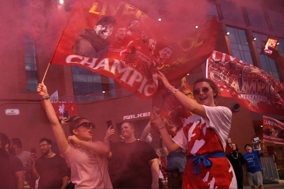 Los aficionados han salido a las calles para festejar el título del Liverpool. (Foto: AFP)
