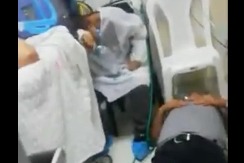 Un video difundido en redes sociales refleja la situación del hospital del IGSS, de la zona 9. Las imágenes muestran a pacientes positivos de Covid-19 en el suelo. (Foto: Captura de pantalla)