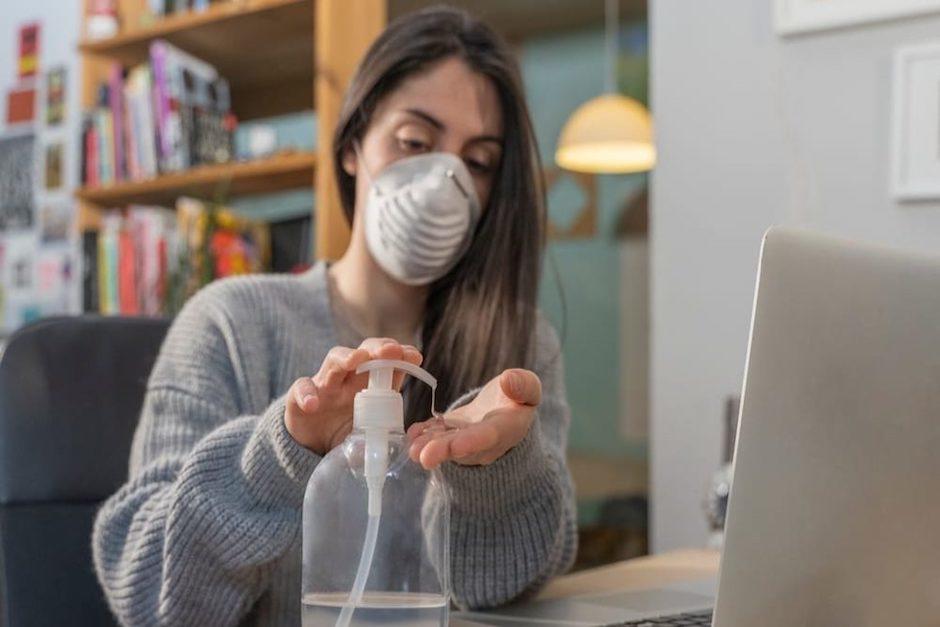 Un estudio demuestra que pacientes asintomáticos&nbsp;contaminan las superficies que tocan y sus alrededores (Foto ilustrativa: Getty Images)