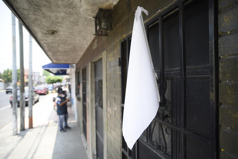 Decenas de personas han colocado banderas blancas afuera de sus hogares para pedir ayuda con alimentos debido a la crisis del Covid-19. (Foto: Archivo/Soy502)