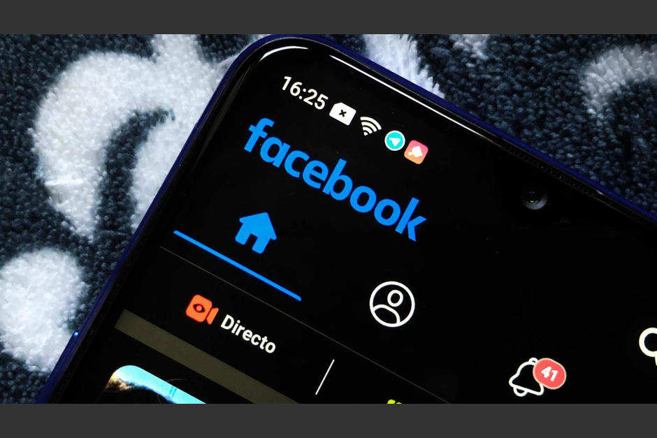 No todos los usuarios tienen disponible la opción para oscurecer la apariencia de Facebook en el celular. (Foto: Pulso)
