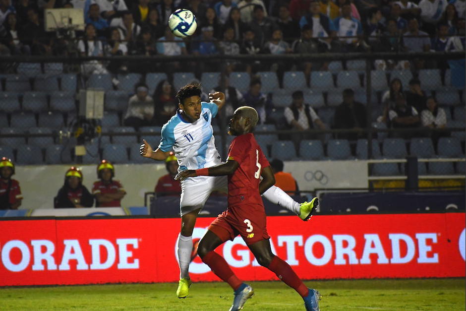 Jairo Arreola cabecea el balón en el último partido de Guatemala. (Foto: Rudy Martínez/Soy502)