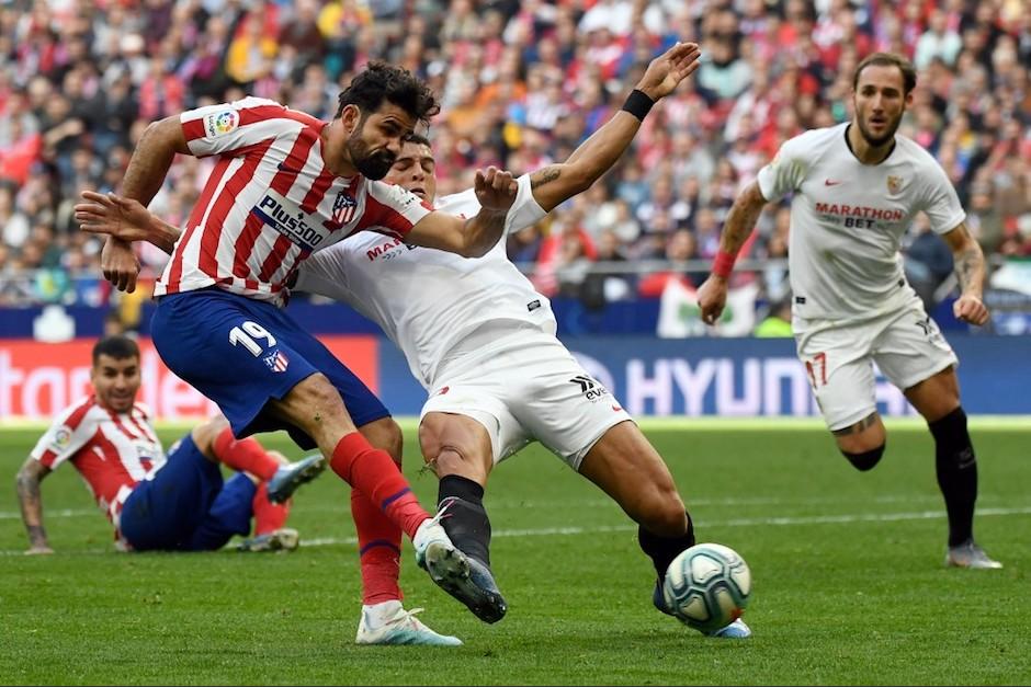 Diego Costa intenta disparar ante la marca rival. (Foto: AFP)