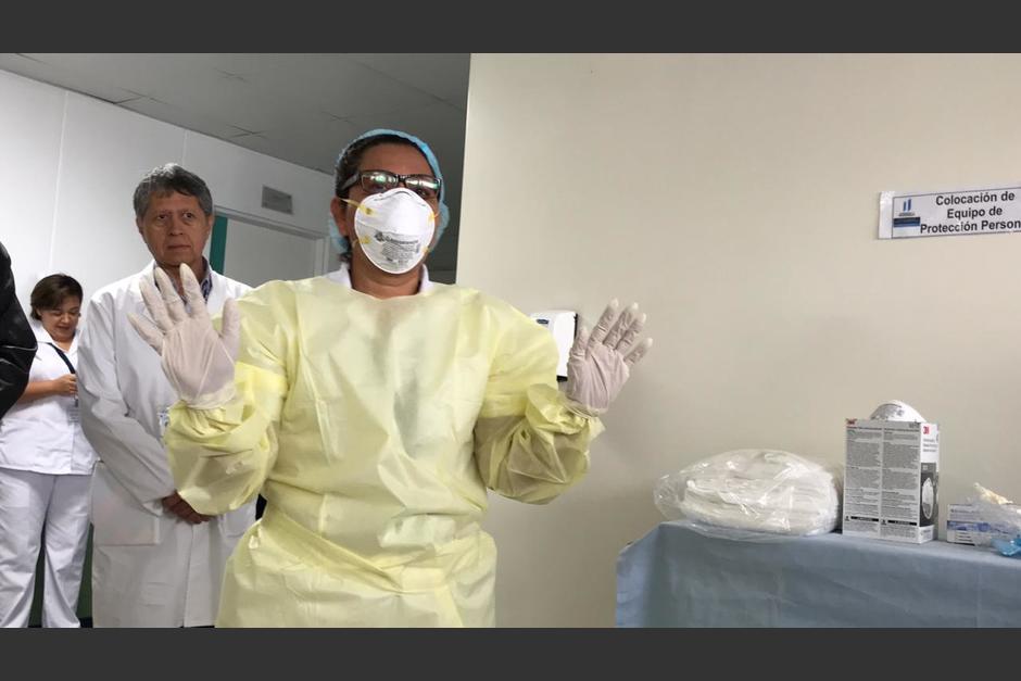Una enfermera muestra el equipo de protección que utilizará el personal médico del Hospital de Villa Nueva. (Foto: Evelyn de León/Soy502)