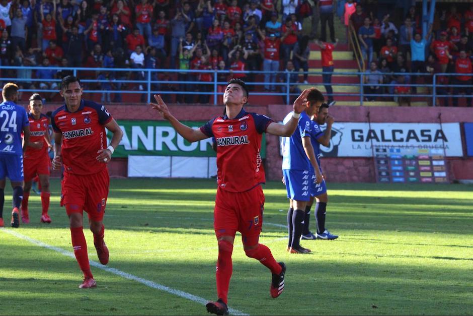 El festejo de Frank de León, luego de marcar el gol del empate para Municipal. (Foto: Javier del Cid)