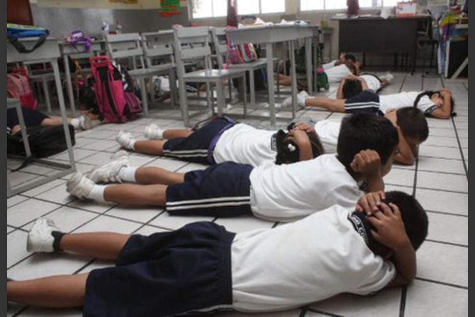 Una maestra trató de mantener a los niños tranquilos y en el piso durante una balacera que duró una hora en México. (Foto: Archivo)