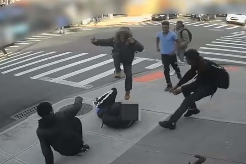 Una pandilla de hombres dio una brutal golpiza a mujer de 15 años. (Foto: Captura de video)