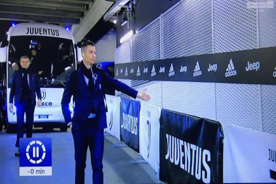Cristiano Ronaldo llegó al estadio y saludó a aficionados imaginarios al llegar al Juventus Stadium y el video causó indignación porque algunos aseguran que es una burla por el coronavirus. (Foto: Captura de video)