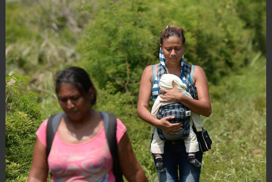 Dos mujeres migrantes, una de ellas con su hijo, van en ruta para cruzar de manera irregular la frontera con EE.UU. (Foto: Con fines ilustrativos/Archivo/Soy502)