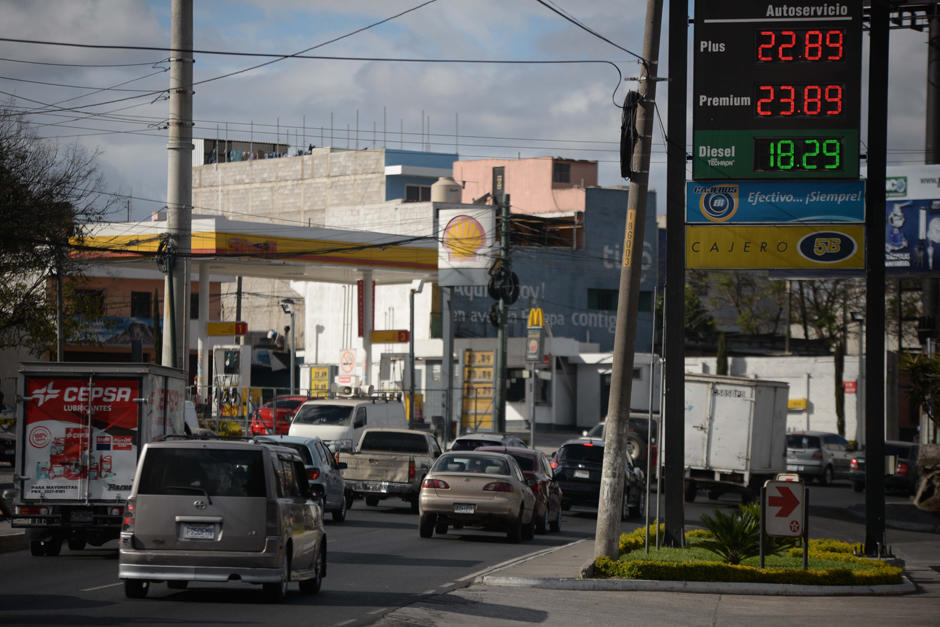 Una drástica caída en los precios del petróleo a nivel internacional podría provocar bajos precios en los combustibles en Guatemala. (Foto: Wilder López/Soy502)