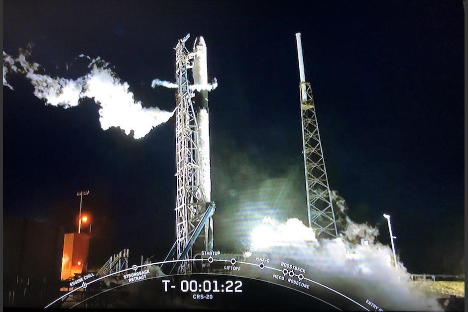 La nave Dragon SpaceX llevaba el satélite. Su salida se realizó la noche del viernes en Florida, Estados Unidos (Foto: captura de pantalla)
