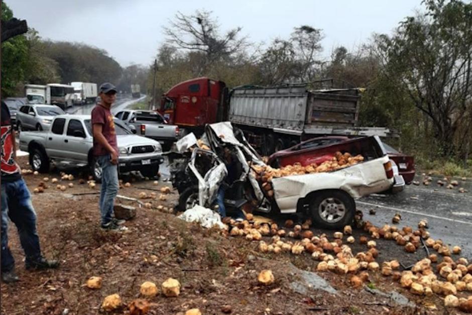 Un accidente de tránsito entre un picop y un trailer dejó dos fallecidos en ruta al Atlántico. (Foto: Bomberos Voluntarios)