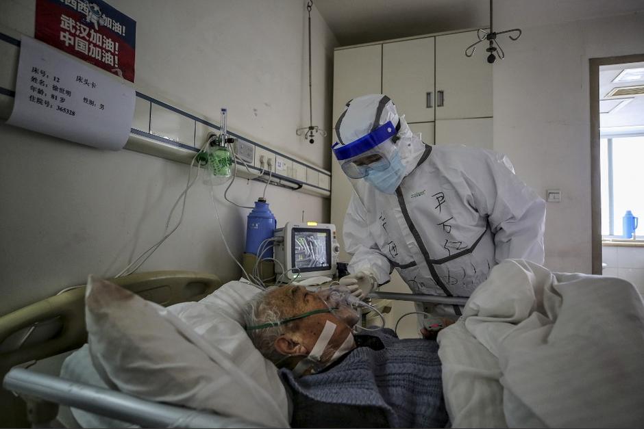 Un laboratorio de Inglaterra pretende infectar a pacientes voluntarios para encontrar una vacuna contra el coronavirus. (Foto: AFP)