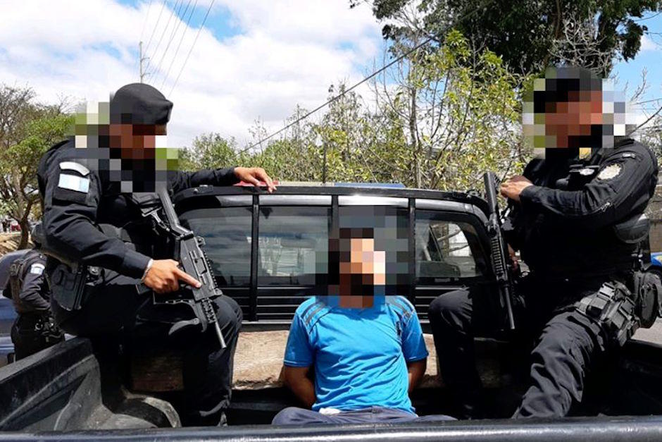 Policía Nacional Civil capturó a presunto sicario en la calzada Atanacio Tzul, minutos después de haber atacado a balazos a un joven en Guajitos, zona 21. (Foto: PNC)