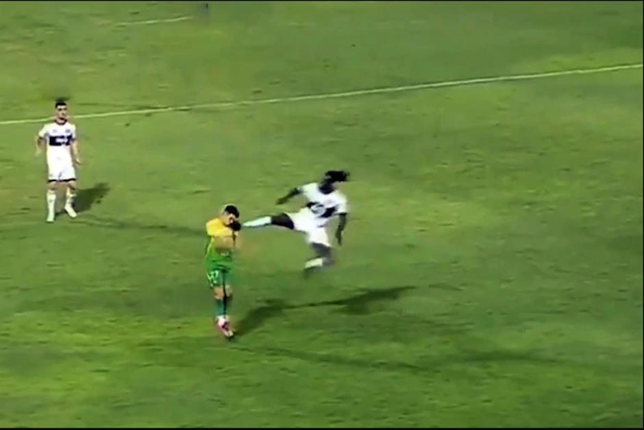 Emmanuel Abedayor fue expulsado por criminal patada a un rival en un partido de la Copa Libertadores. (Foto: Captura de video) 