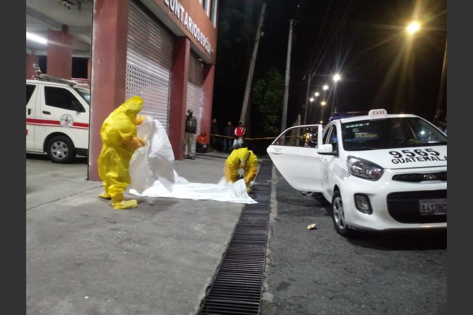 Con trajes especiales los investigadores de la Dicri, analizaron el cuerpo de Amparo Jeanet Mendoza, quien falleció en un taxi al salir del IGSS con fiebre muy alta. (Foto: MP)