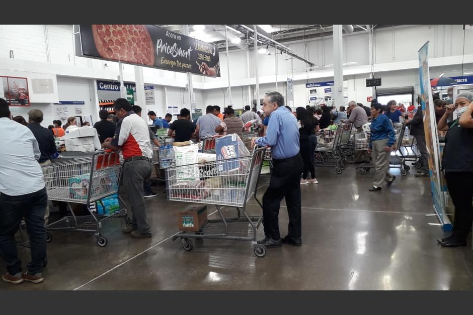En varios supermercados se registran largas filas de personas que buscan abastecerse ante la llegada del coronavirus. (Foto: Archivo/Soy502)