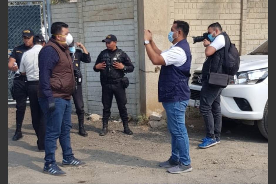 Ningún periodista está en cuarentena, todos cubrían desde afuera del Hospital de Villa Nueva y no en áreas restringidas como dijo el presidente Alejandro Giammattei. (Foto: SCSP)
