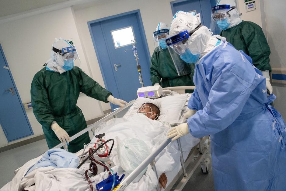 Un hombre es atendido en un hospital de China, luego de resultar positivo de Covid-19. (Foto: AFP)