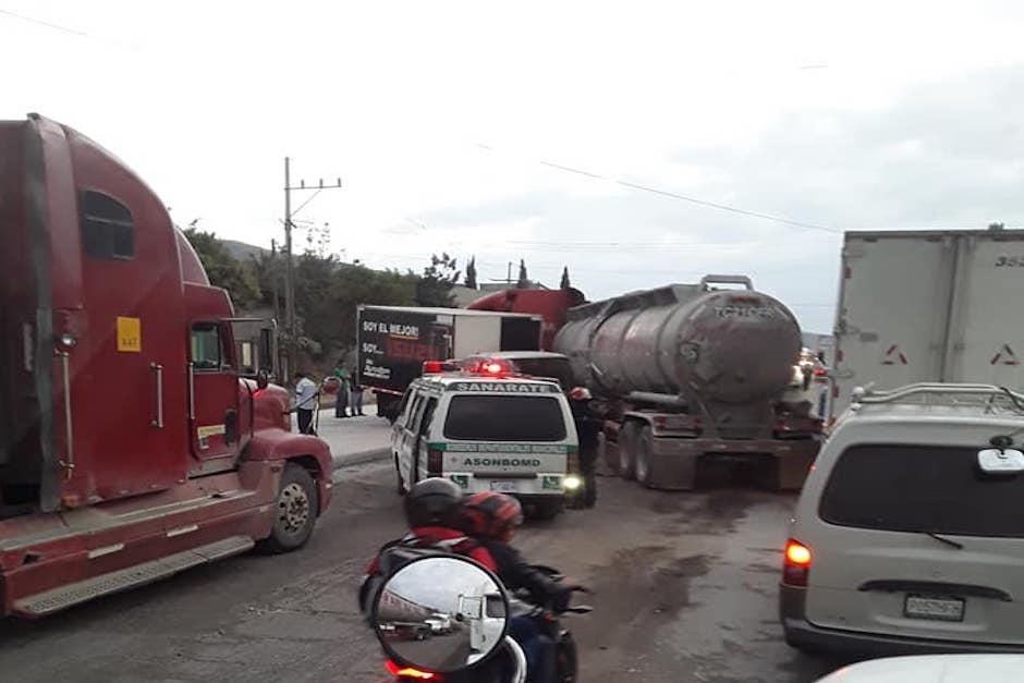 Los vehículos involucrados en el incidente fueron un camión, una moto y una cisterna (Foto: Facebook)