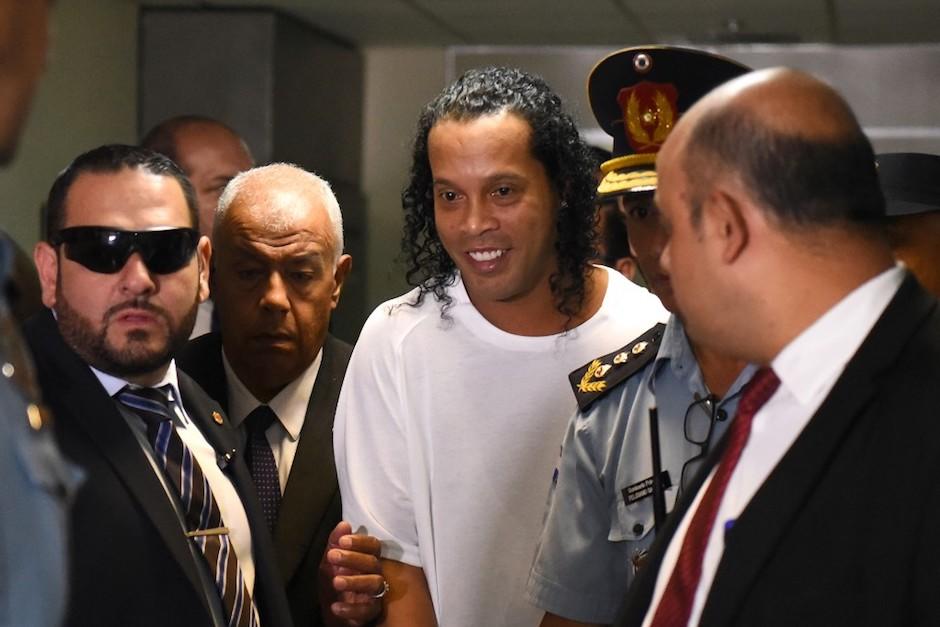 Ronaldinho el día que perdió su libertad en Paraguay. (Foto: AFP)