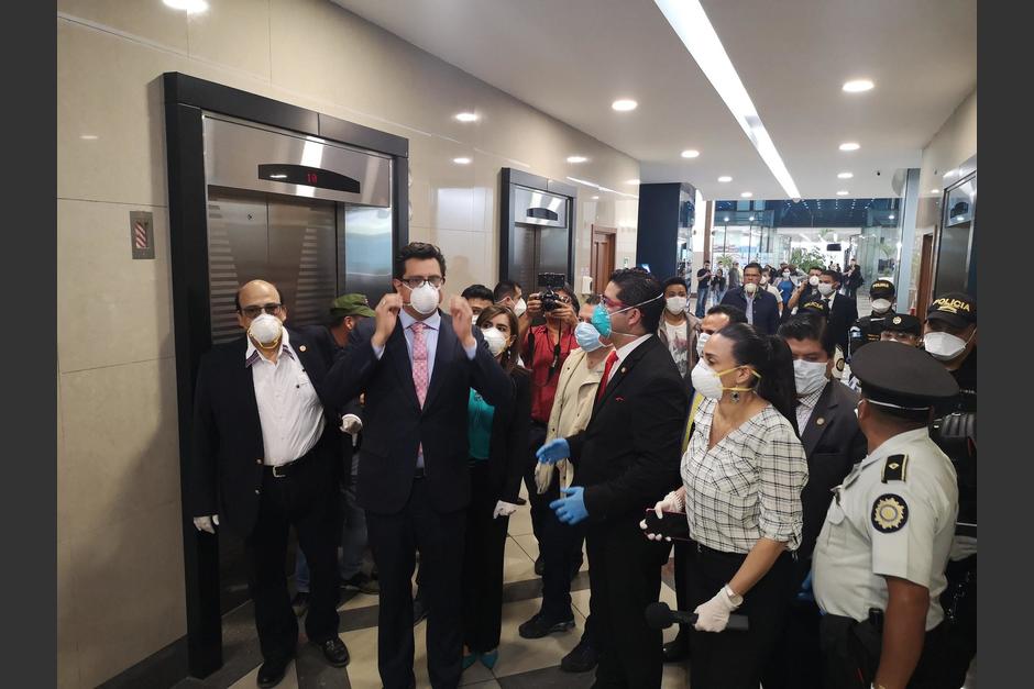 Así fue el operativo para suspender el call center acusado de trabajar sin las medidas sanitarias requeridas. (Foto: Agencia Guatemalteca de Noticias)