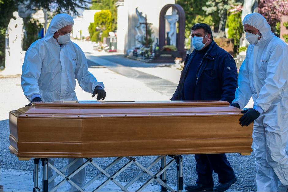 Las muertes en Italia por la enfermedad del coronavirus no se detienen y han causado el colapso del cementerio del centro de la ciudad en Bérgamo. (Foto: AFP)&nbsp;