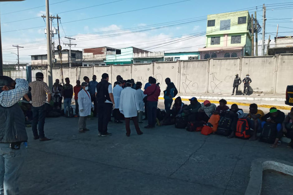 Más de 60 extranjeros ingresaron al país por un punto ciego y fueron localizados a inmediaciones de la Central de Mayoreo de la zona 12 de Villa Nueva. (Foto: PMT de Villa Nueva)