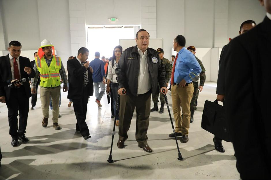 El presidente Alejandro Giammattei realizó una visita en el Hospital del Parque de la Industria que comenzará a funcionar el lunes. (Foto: SCSP)