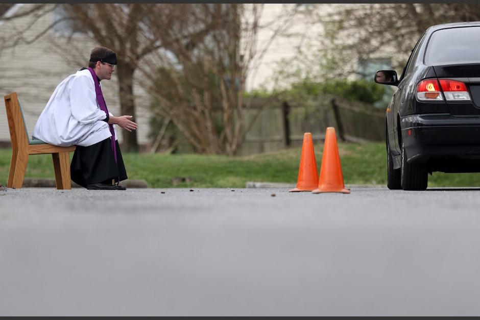 Un sacerdote en Estados Unidos ofrece confesar a los fieles desde sus automóviles. (Foto: AFP)