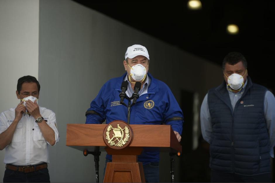 El presidente Alejandro Giammattei realizó este sábado una visita al Parque de la Industria donde funcionará un hospital improvisado para atender a los contagiados de Covid-19. (Foto: Wilder López/Soy502)