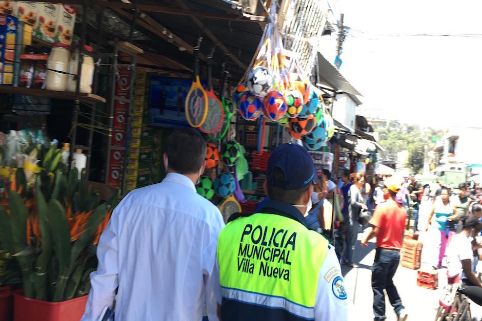 Autoridades del Ministerio de Salud y la Policía Municipal de Villa Nueva piden a vendores y clientes que se retiren ya que tienen previsto realizar fumigación. (Foto: Luis Barrios/Soy502)